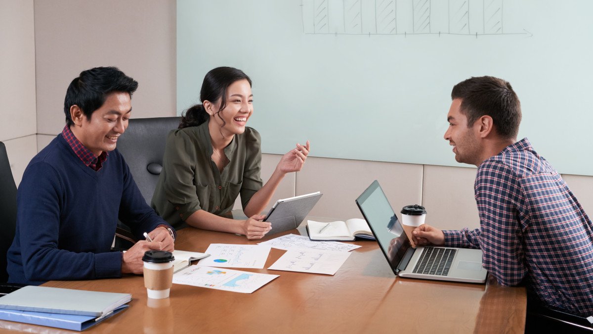 trois jeunes professionnels en train de travailler sur une stratégie d'entreprise